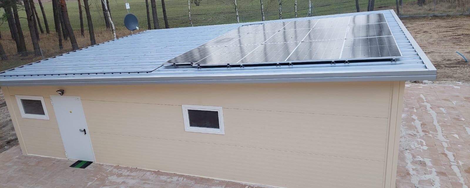Beige insulated garage with a solar roof, side elevation