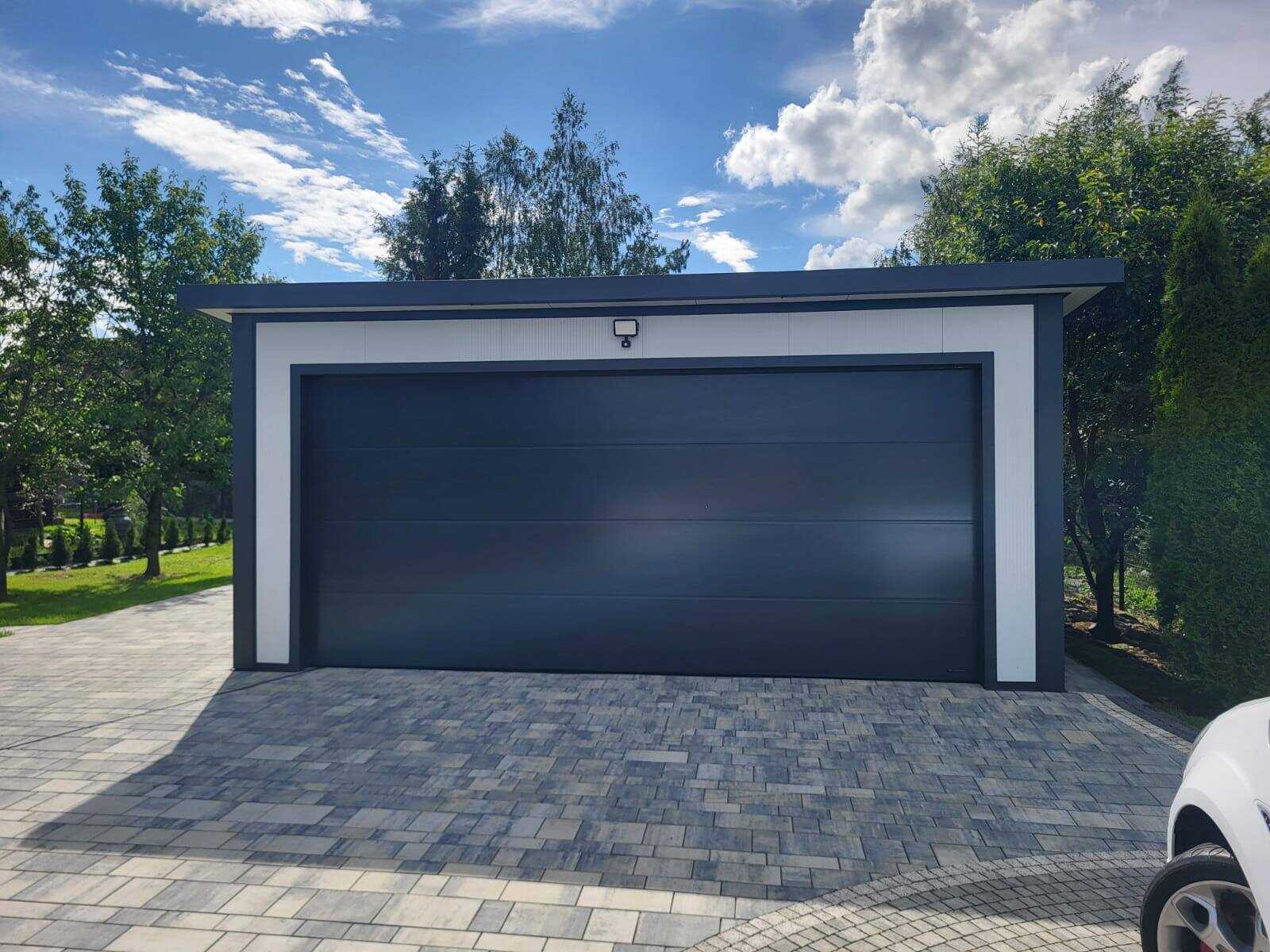 Front elevation of an insulated garage with anthracite double sectional doors